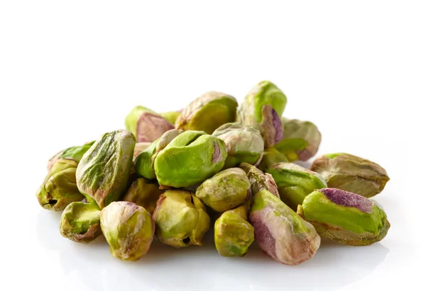 Pistacchi su sfondo bianco — Foto Stock