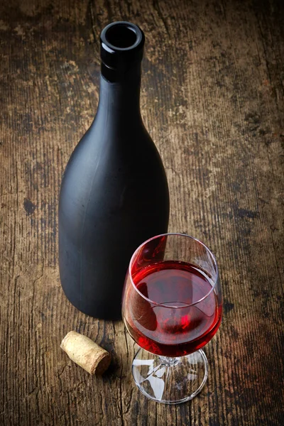 Rotwein und schwarze Flasche — Stockfoto