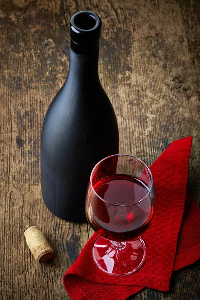 Kırmızı siyah ve şarap şişe — Stok fotoğraf