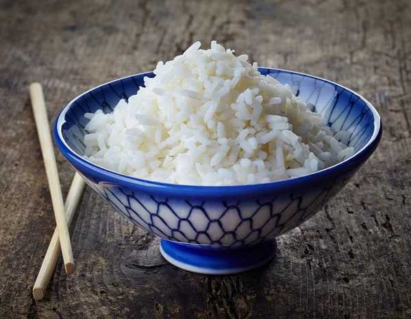 Schüssel mit frisch gekochtem Reis — Stockfoto
