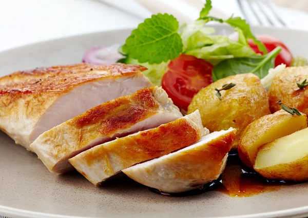 Roasted chicken fillet and vegetable salad — Stock Photo, Image