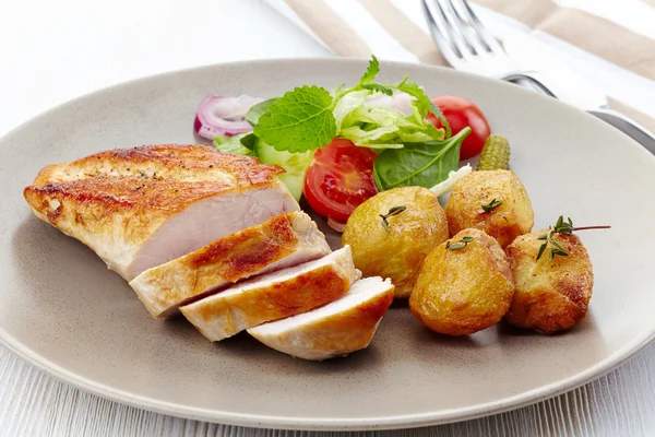 Filete de pollo asado y ensalada de verduras —  Fotos de Stock