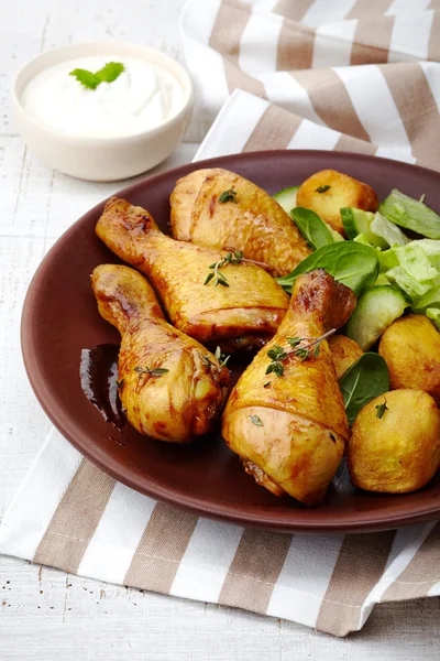 Pečená kuřecí stehýnka a brambory — Stock fotografie