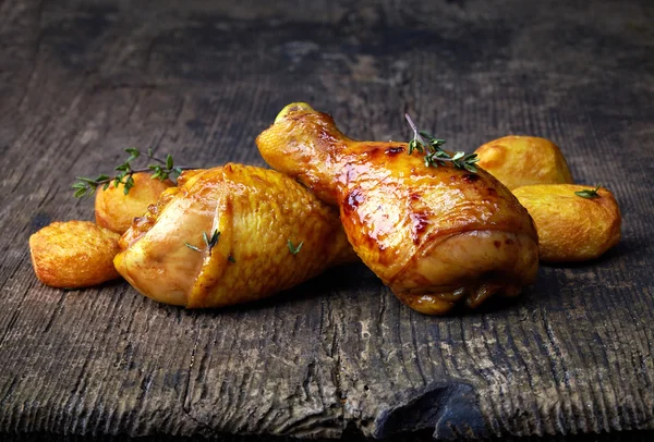 Жареные куриные ножки и картошка — стоковое фото