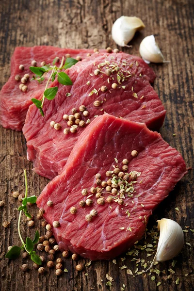 新鮮な生の肉ステーキ — ストック写真