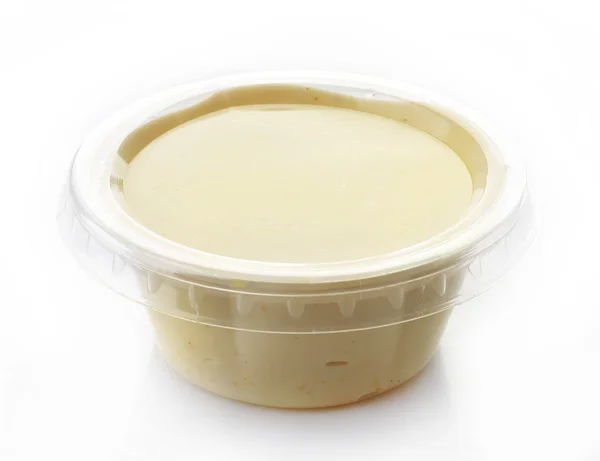 Bir plastik kapta mayonez — Stok fotoğraf