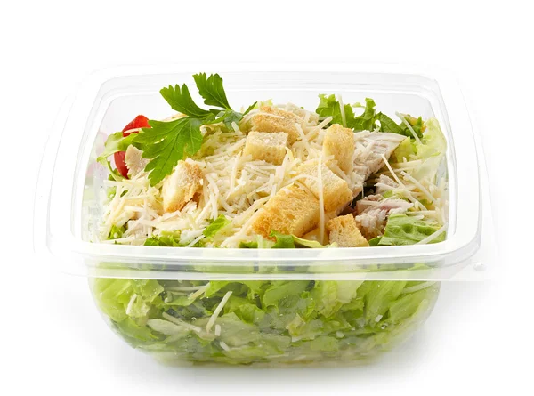 Салат в пластиковой коробке — стоковое фото