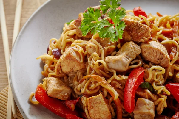 Tagliatelle con pollo e verdure — Foto Stock