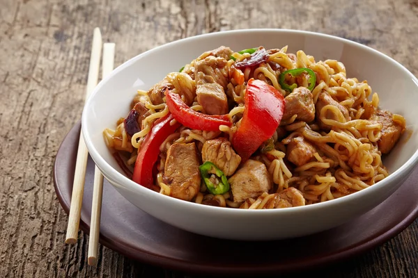 Tazón de fideos con pollo y verduras — Foto de Stock