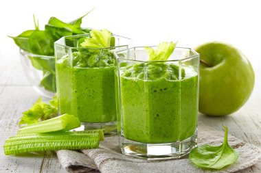 Yeşil smoothie bardak