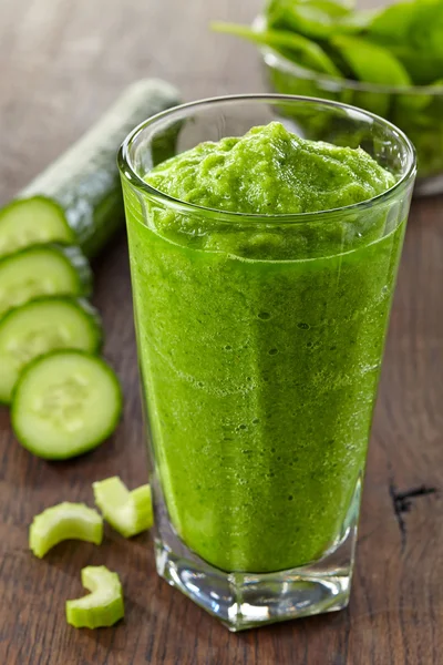Glas groene smoothie — Stockfoto