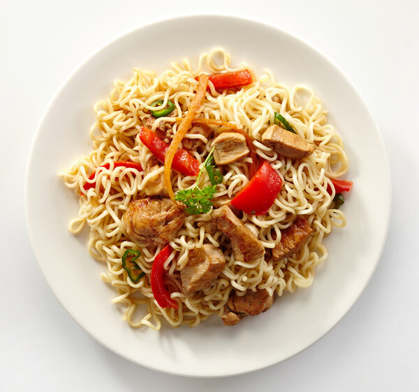noodles with chicken and vegetables