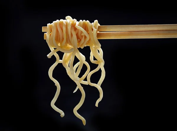 Chopsticks com macarrão — Fotografia de Stock