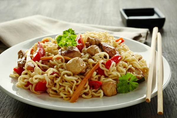 Fideos con pollo y verduras — Foto de Stock