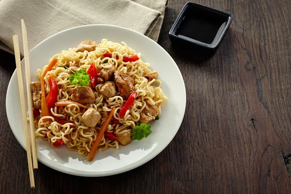 Noodles with chicken and vegetables — Stock Photo, Image