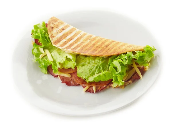 Tortilla mit Salat und geräuchertem Fleisch — Stockfoto