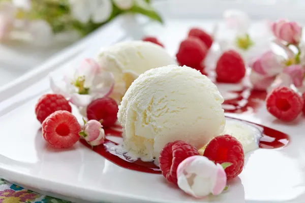 Ванильное мороженое со свежими ягодами — стоковое фото