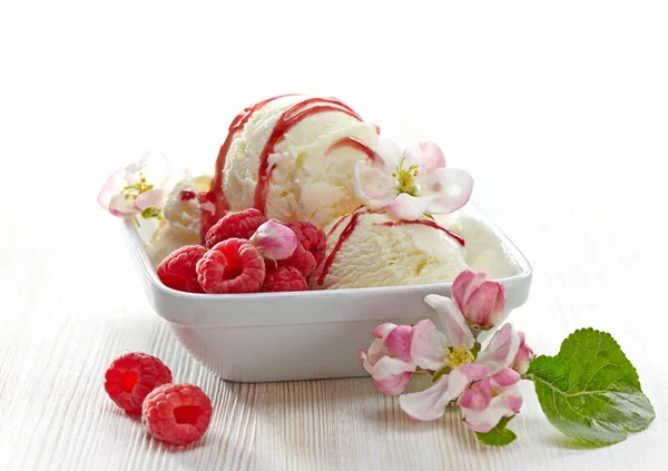 Ванильное мороженое со свежими ягодами — стоковое фото