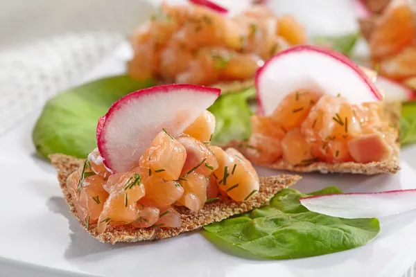 Canapés avec tartare de saumon — Photo