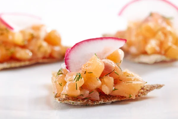 Canapés com tartare de salmão — Fotografia de Stock