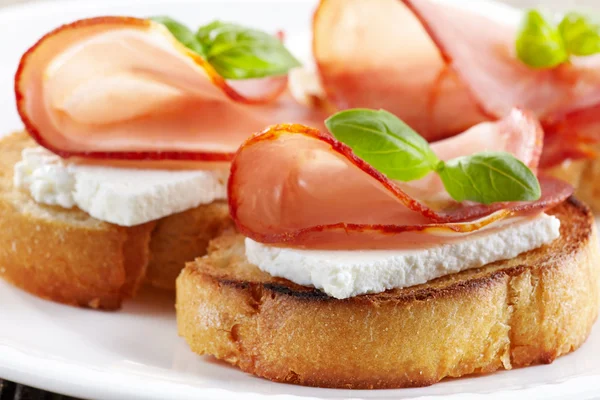 Toastbrot mit Serrano-Schinken und Frischkäse — Stockfoto