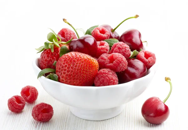 Schüssel mit frischen Beeren — Stockfoto