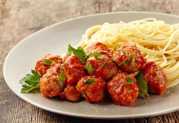 Almôndegas com molho de tomate e espaguete — Fotografia de Stock