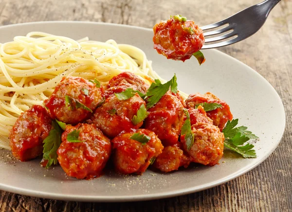 Köttbullar med tomatsås och spaghetti — Stockfoto