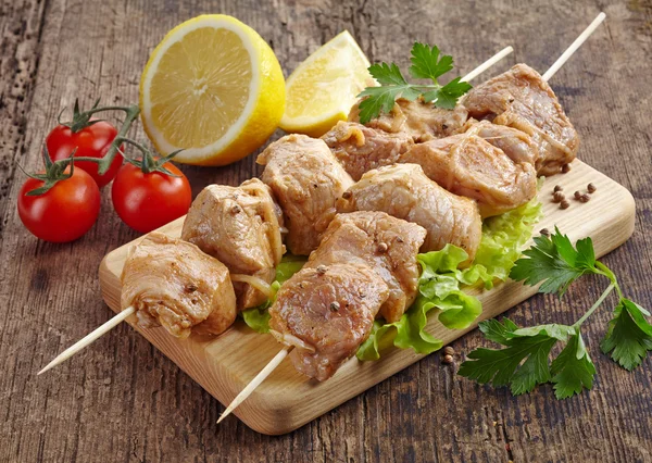 Carne cruda marinata di maiale kebab — Foto Stock