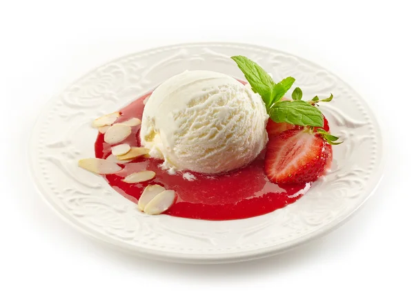 Sobremesa de morango com sorvete — Fotografia de Stock