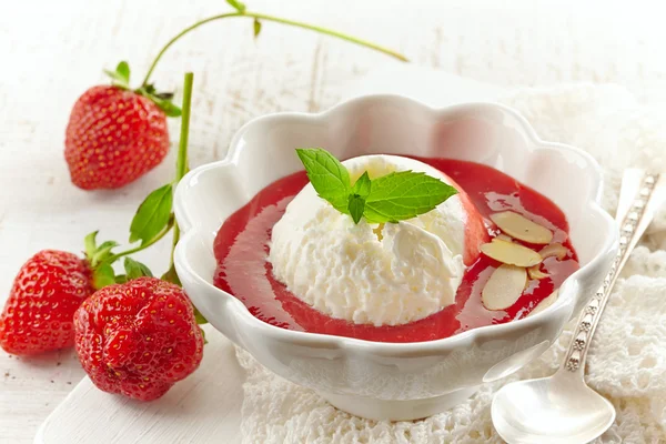 Sopa de fresa con helado — Foto de Stock