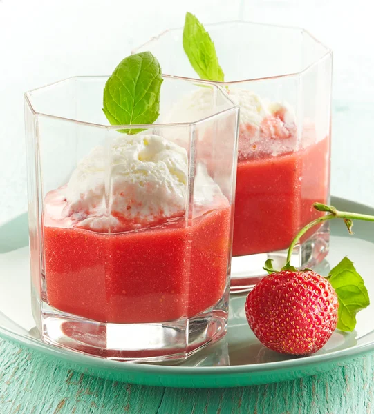 Frullato di fragole con gelato — Foto Stock