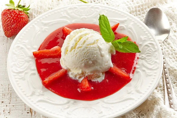 Soupe aux fraises avec crème glacée — Photo