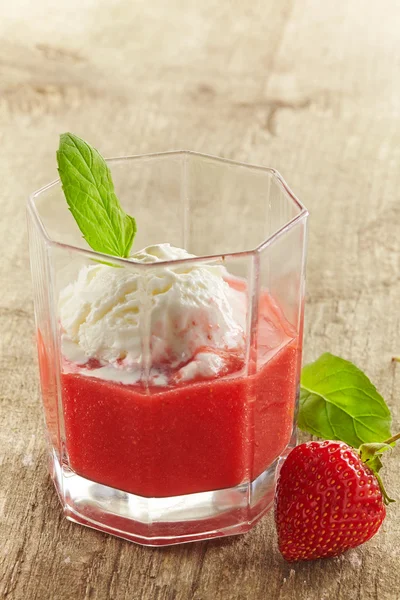 Smoothie de morango com sorvete — Fotografia de Stock