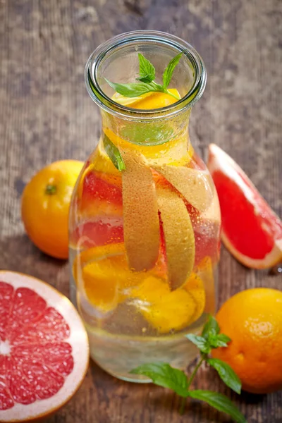 Cold citrus fruit drink — Stock Photo, Image