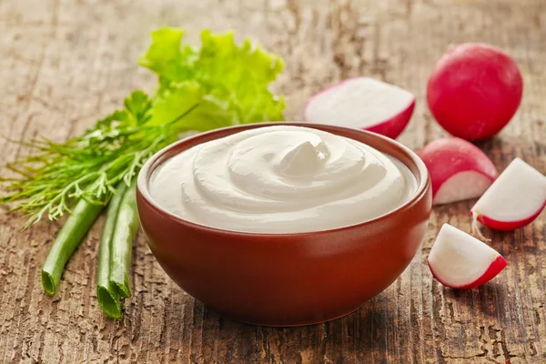 Sour cream and vegetables — Stock Photo, Image
