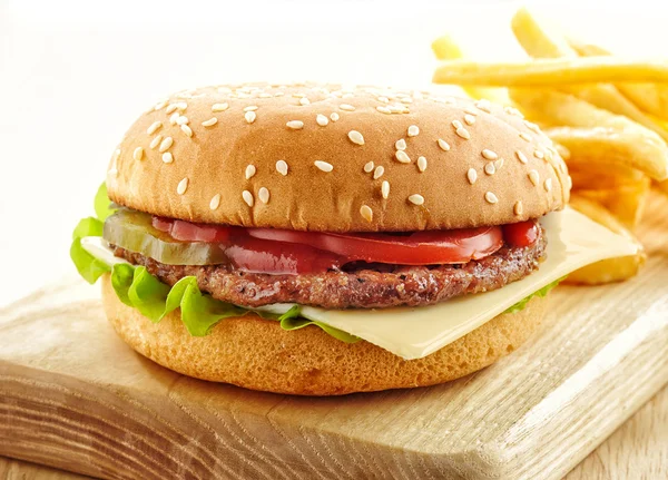 Burger na dřevěné prkénko — Stock fotografie