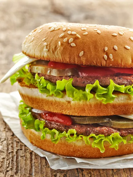 Hamburger op houten tafel — Stockfoto