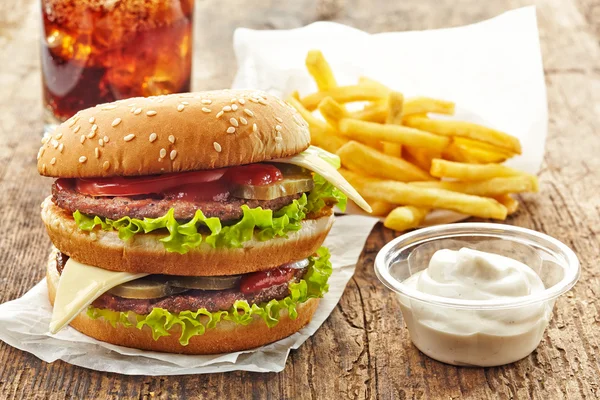 Grote hamburger en friet — Stockfoto