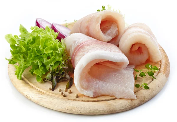 Syrové rybí filé na dřevěné prkénko — Stock fotografie
