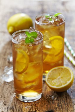 iki bardak limonlu buzlu çay