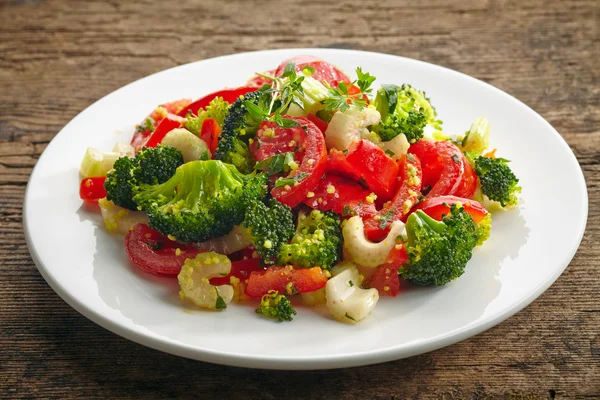 Salada de cuscuz com legumes — Fotografia de Stock