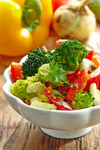 Домашний овощной салат с кускусом — стоковое фото