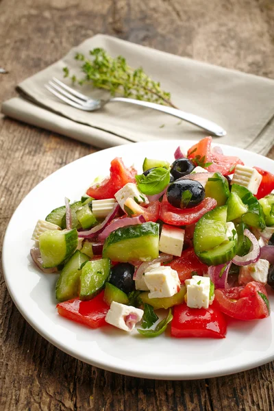 Ensalada de verduras frescas con queso y aceitunas — Foto de Stock