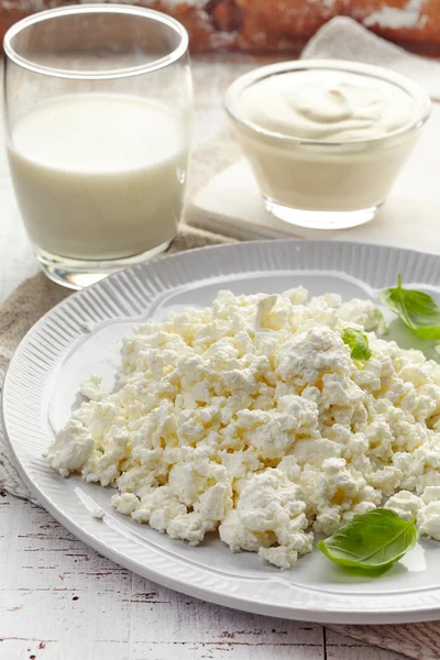 Сир і молочні продукти на білому дерев'яному столі — стокове фото