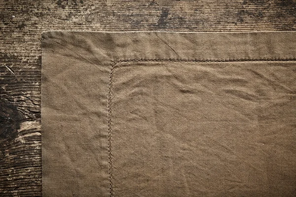 Льняная салфетка на деревянном столе — стоковое фото
