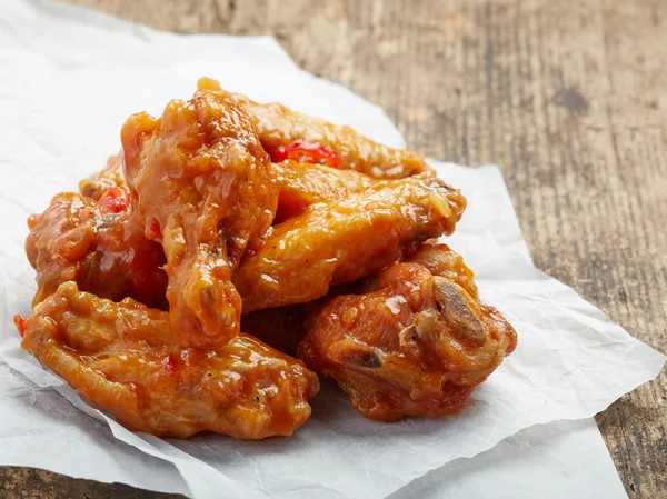 Asas de frango frito com molho de pimenta doce — Fotografia de Stock