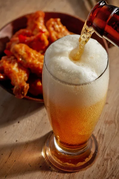 Birra versata nel bicchiere — Foto Stock