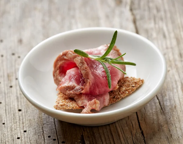 Pequeño aperitivo con rosbif — Foto de Stock