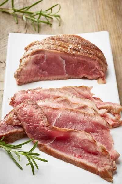 Carne assada fatiada na placa branca — Fotografia de Stock